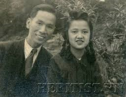 GS. TSKH Đồng Sỹ Hiền (trái). 
